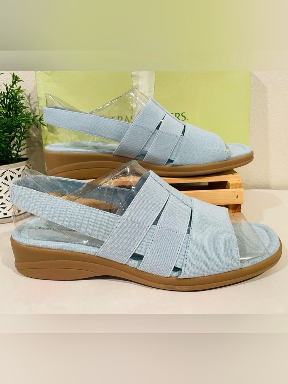 NIB! Grasshoppers “Amelia III” Women's Blue Chambray Fabric Sandals